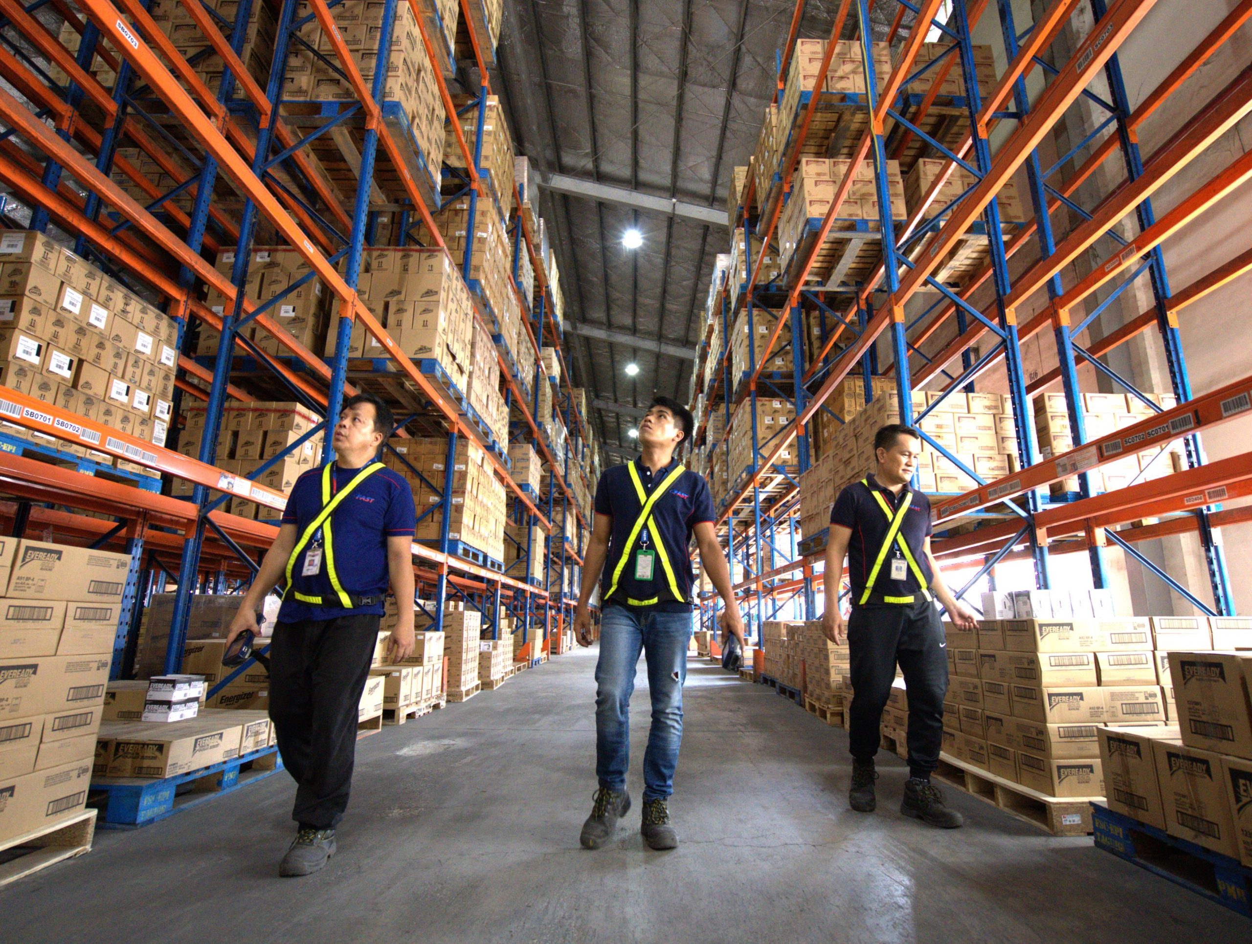 smart warehouse technology helps businesses in managing high logistics demand