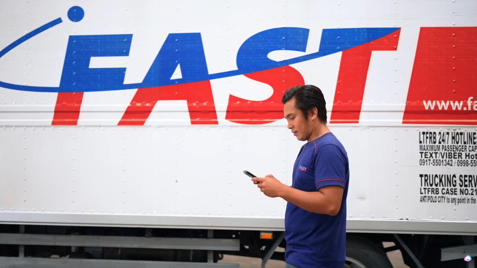 truck owner using FAST Trucker App to monitor truck deliveries and bookings