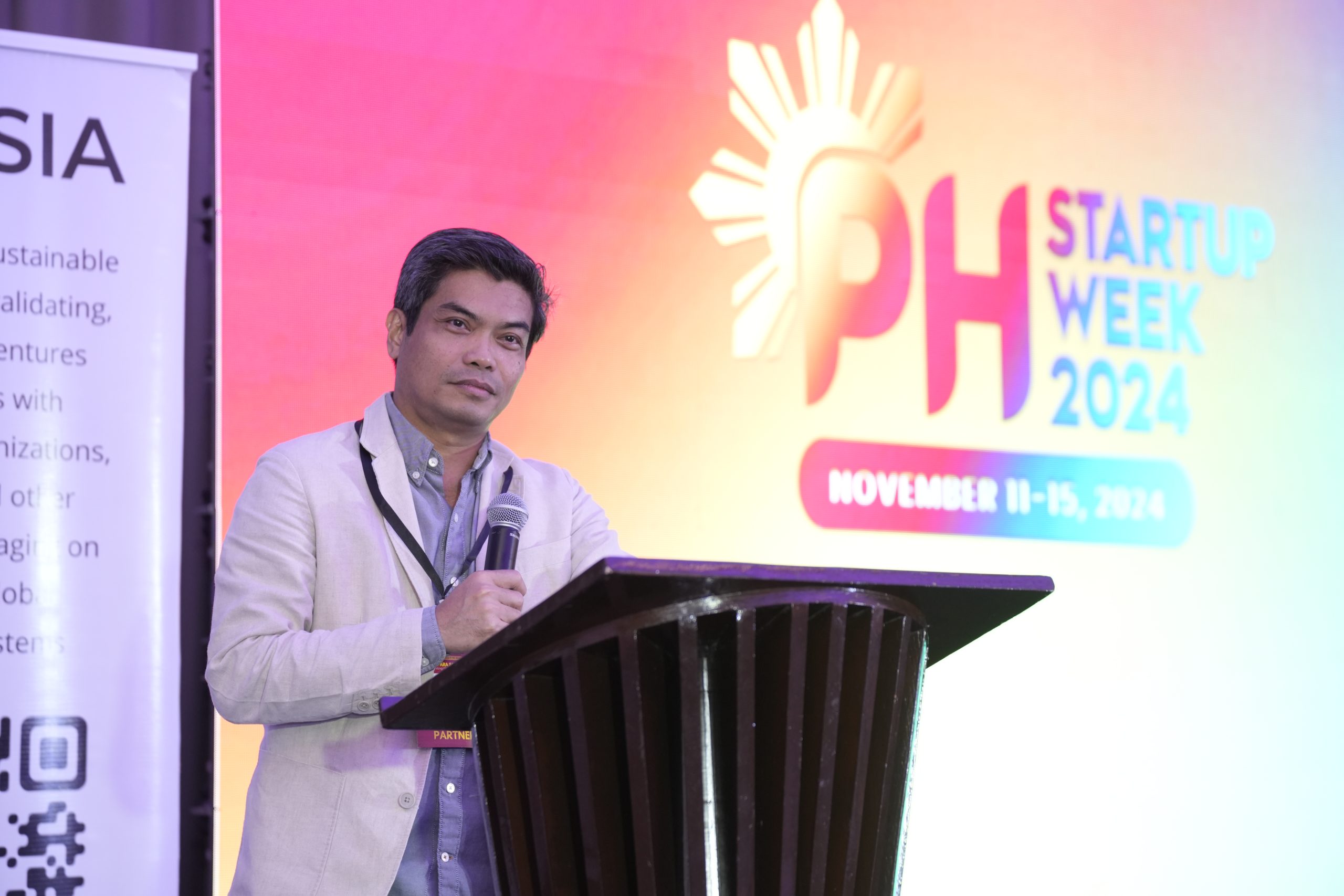 Manny L. Onrejas Jr speaks before the audience at the Philippine Startup Week 2024